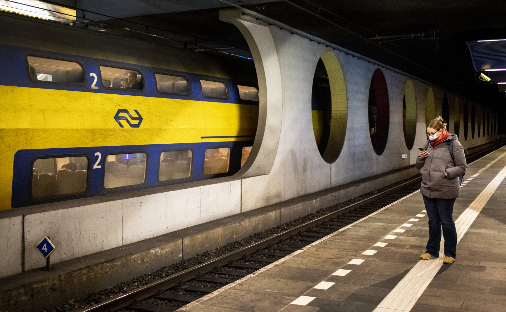 Požar na vlaku na postaji Rotterdam Blaak povzročil evakuacijo, situacija pod nadzorom