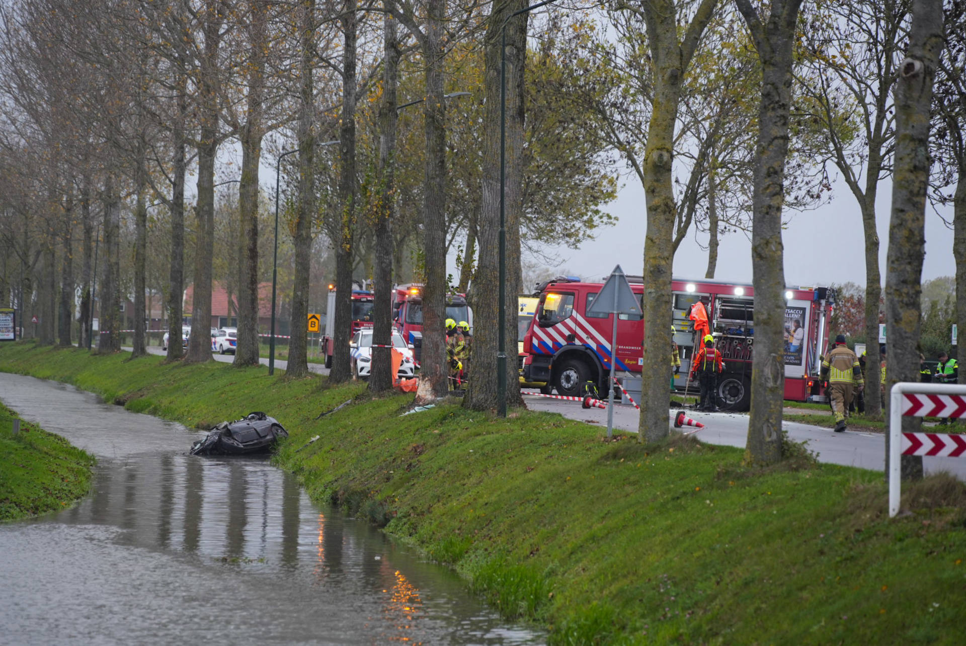 Voorbijganger ziet auto in water Wijk en Aalburg: man dood aangetroffen