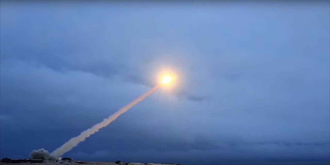 Rusland test 'onoverwinnelijke' raket: 'stormvogel' vliegt 14.000 kilometer