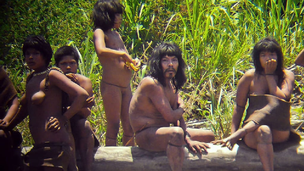 Leden van een familie van de Mashco-piro stam, ergens in de zuidoostelijke Peruaanse jungle.