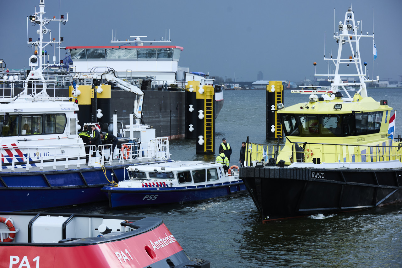 Zoektocht naar vermisten na aanvaring in haven Amsterdam hervat