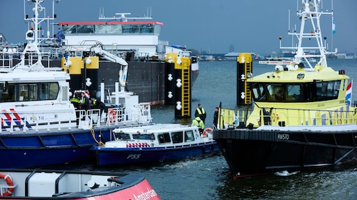 Zoektocht naar vermisten na aanvaring in haven Amsterdam hervat