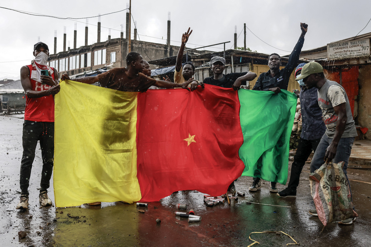 Oudste president ter wereld (92) herkozen in Kameroen