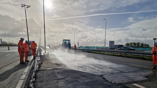A12 bij Arnhem weer open: zinkgat gedicht en wegdek hersteld