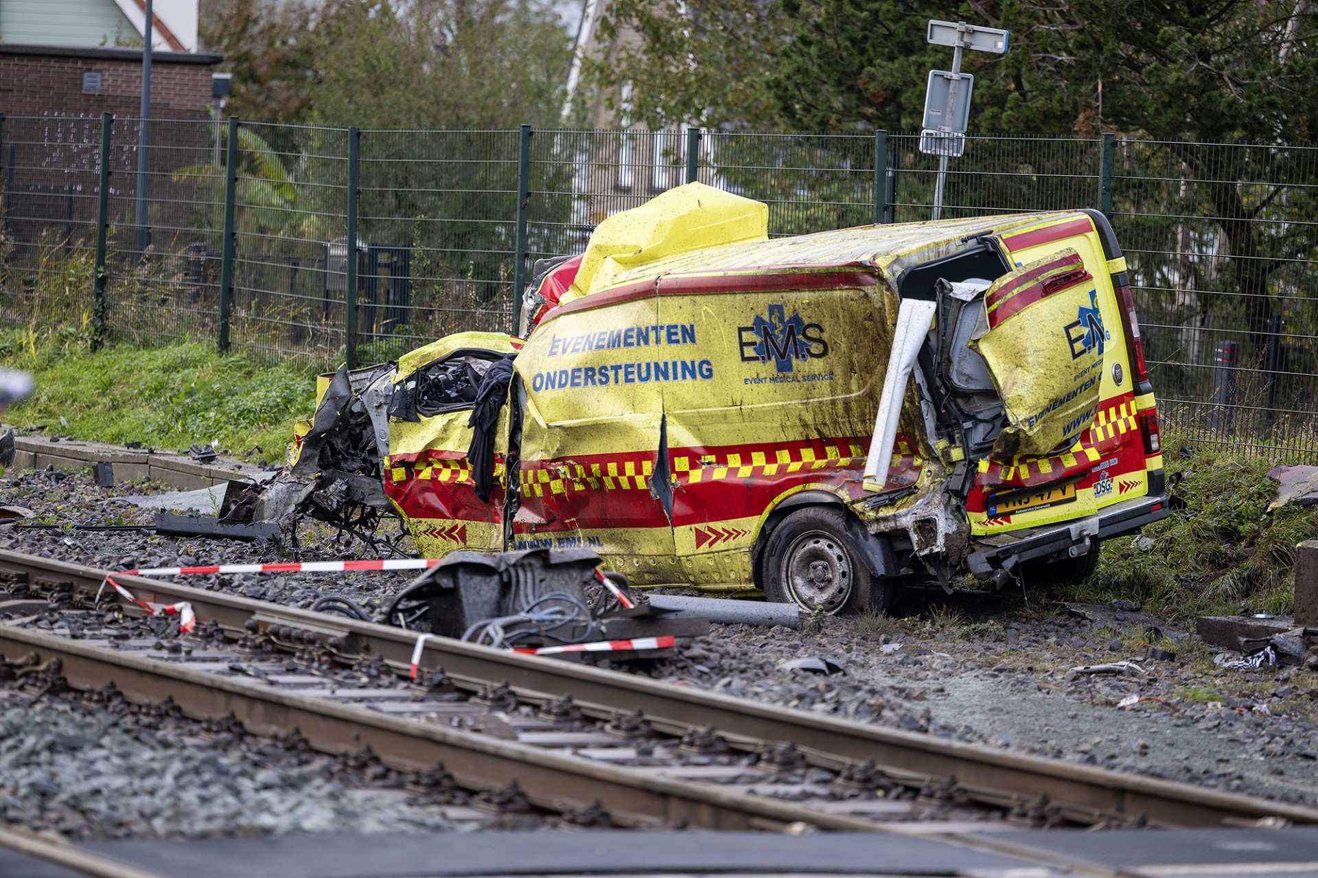 Zaradi trka vlaka z reševalnim vozilom prekinjen železniški promet med Haarlemom in Amsterdamom