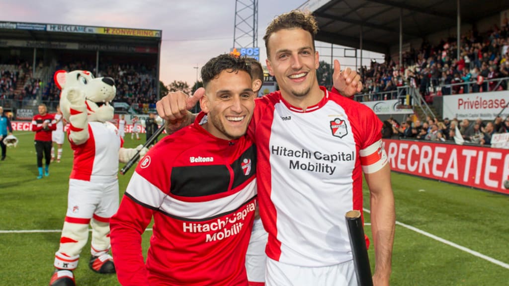 Gersom Klok (links) bij zijn afscheid als speler van Emmen.