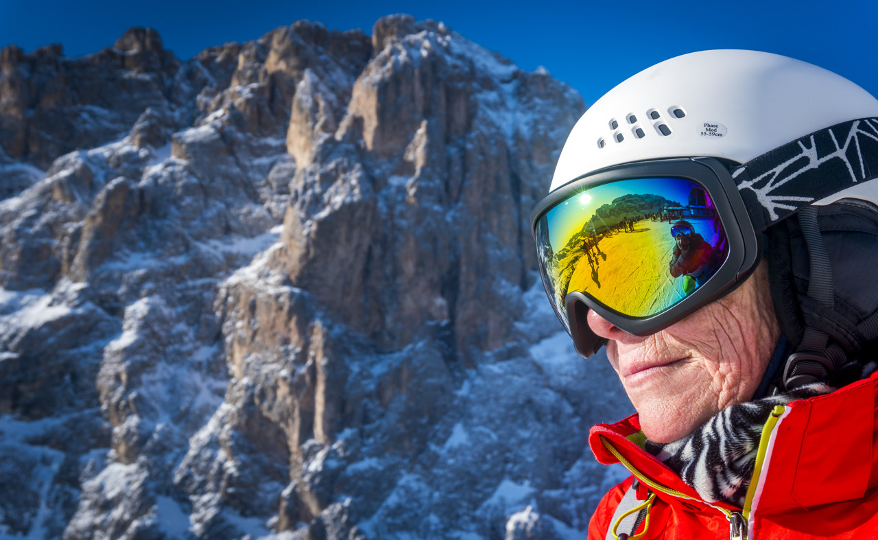 Italija uvaja obvezno nošenje čelad za vse smučarje, druge alpske države z različnimi pravili