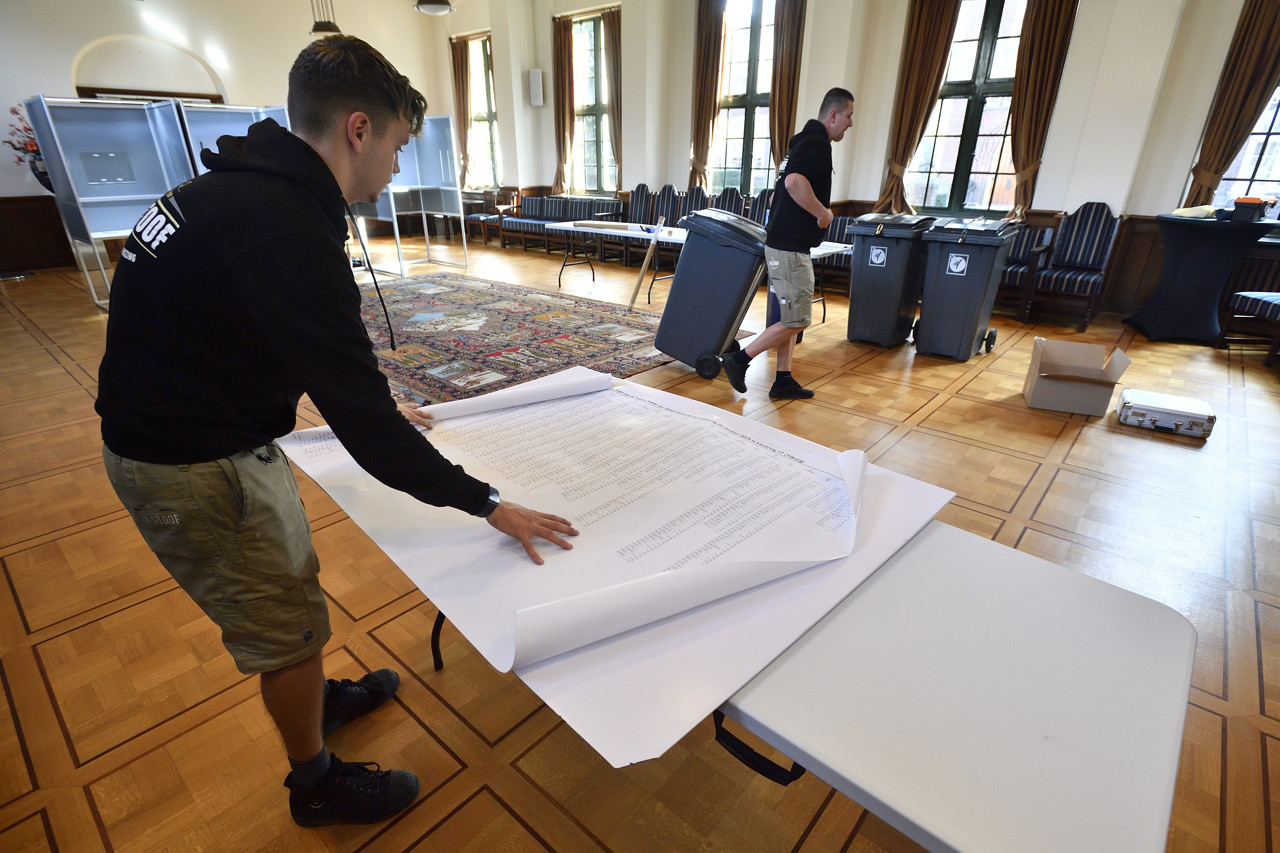 Studenten bij stembureau: 'Je verdient wat én helpt de democratie een handje'