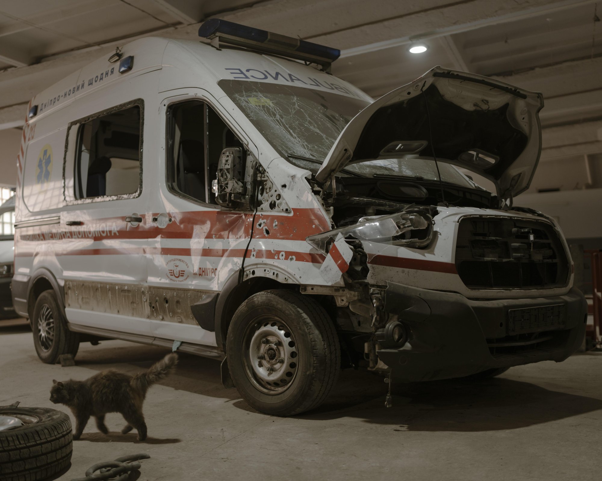 Een ambulance in Cherson is beschadigd na een droneaanval.