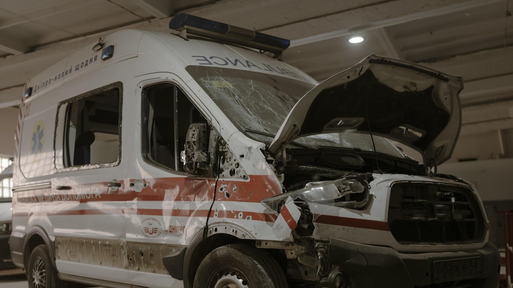 Een ambulance in Cherson is beschadigd na een droneaanval.