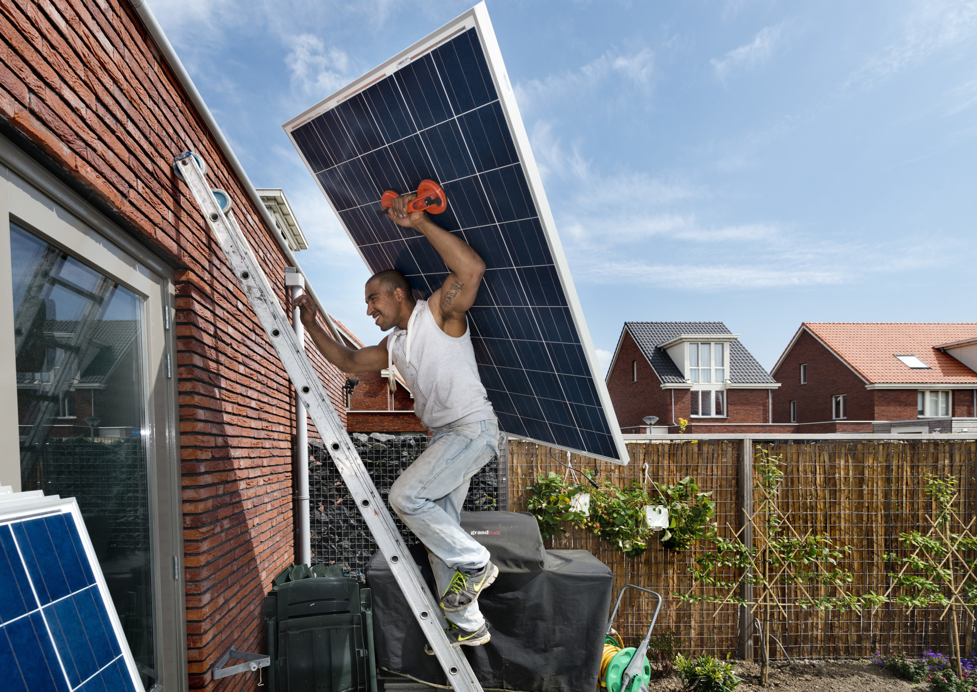 Installatie van een zonnepaneel.