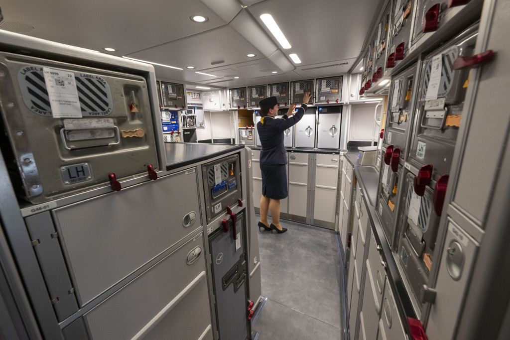 Vliegtuigpassagier steekt twee tieners met vork tijdens maaltijdservice