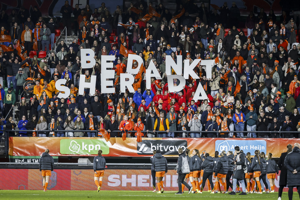 De voetbalster werd door het publiek bedankt met een staande ovatie.