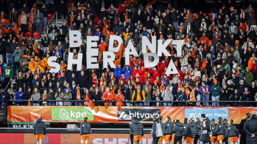 De voetbalster werd door het publiek bedankt met een staande ovatie.