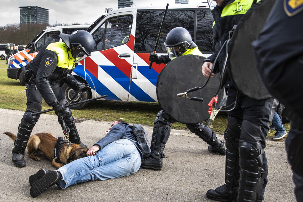 Politie weet wie tweede verdachte rellen Malieveld is na tonen beelden