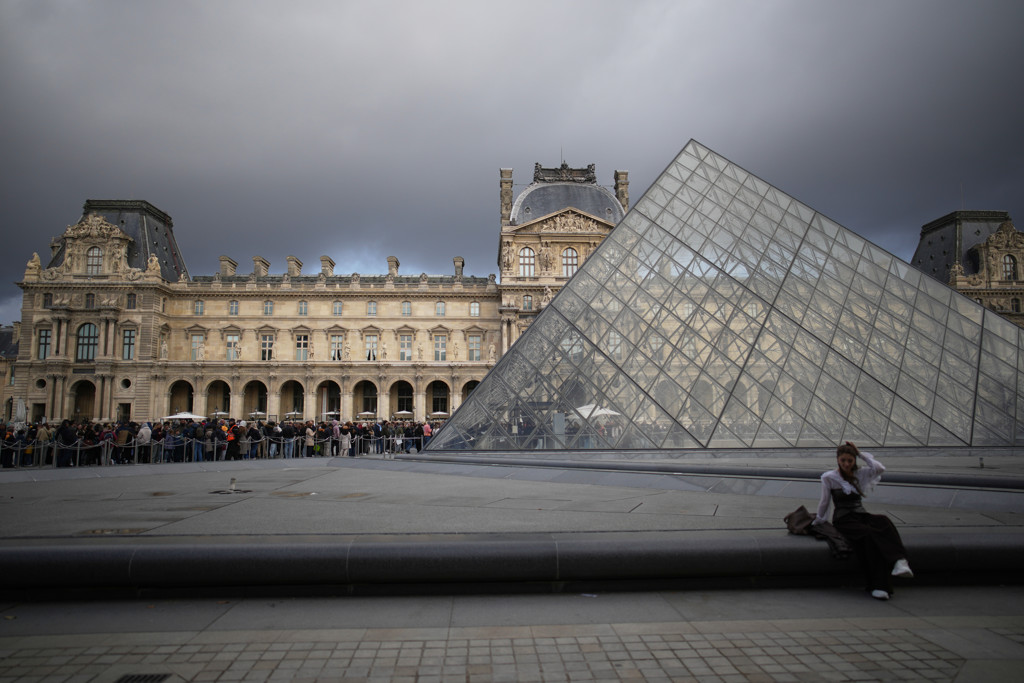 Nog eens vijf personen opgepakt voor miljoenendiefstal in Louvre-museum
