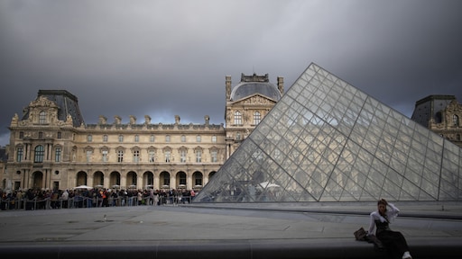 Nog eens vijf personen opgepakt voor miljoenendiefstal in Louvre-museum