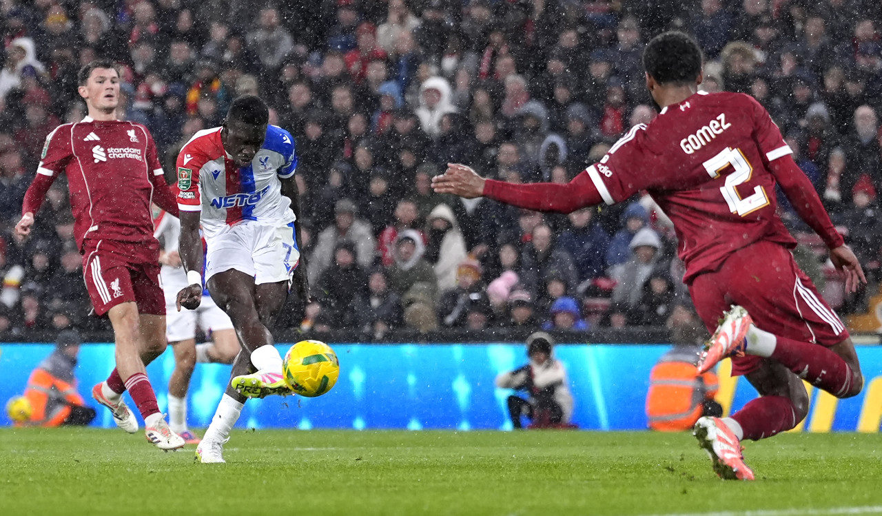 Ismaila Sarr was met twee doelpunten de grote man tijdens de zege van Crystal Palace op Liverpool.