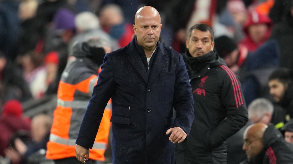 Britse media kritisch over Arne Slot na afgang in Engelse beker: 'Mogelijk fatale fout'