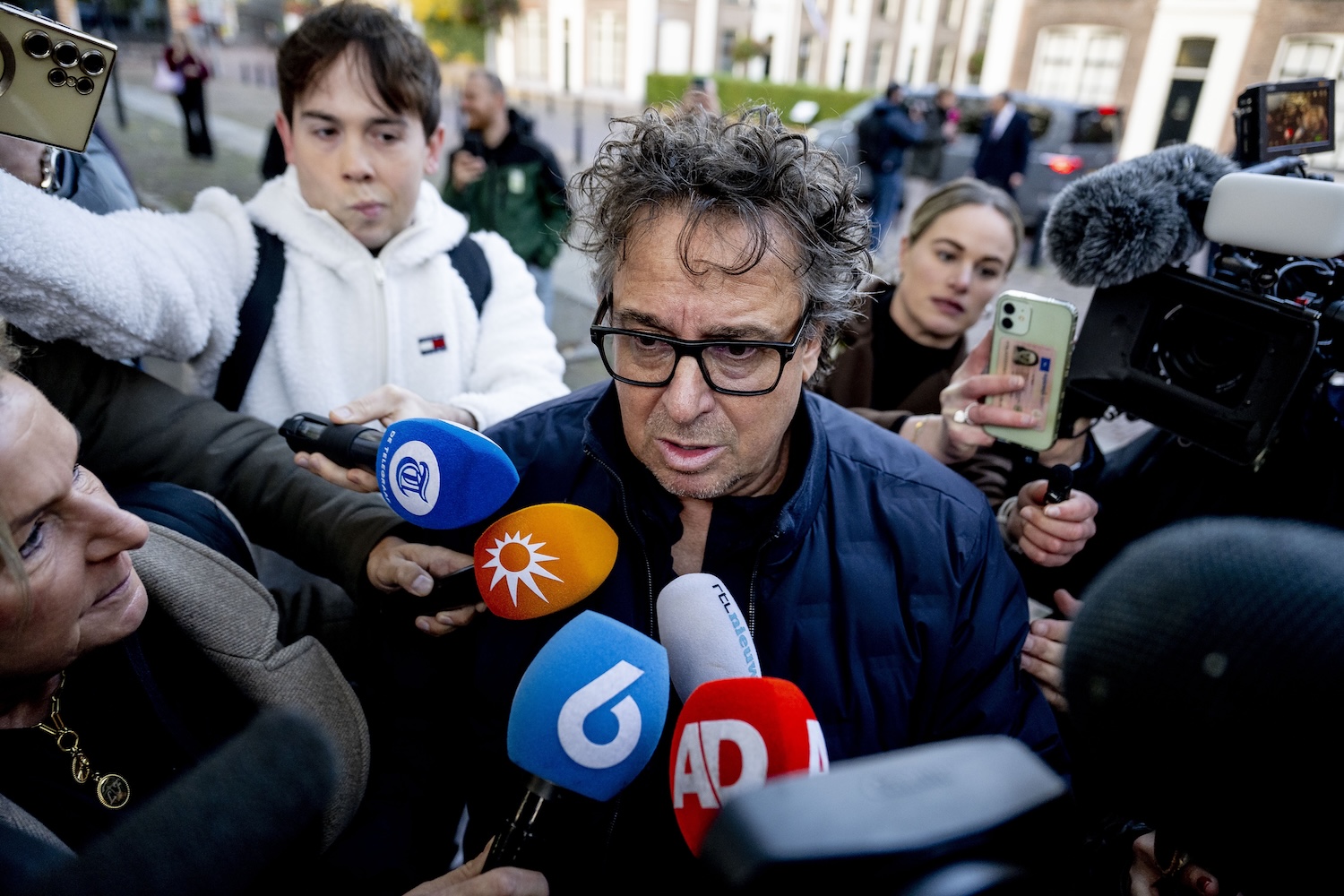 Marco Borsato aangekomen bij rechtbank: 'Mijn familie steunt me, zij weten wie ik ben'