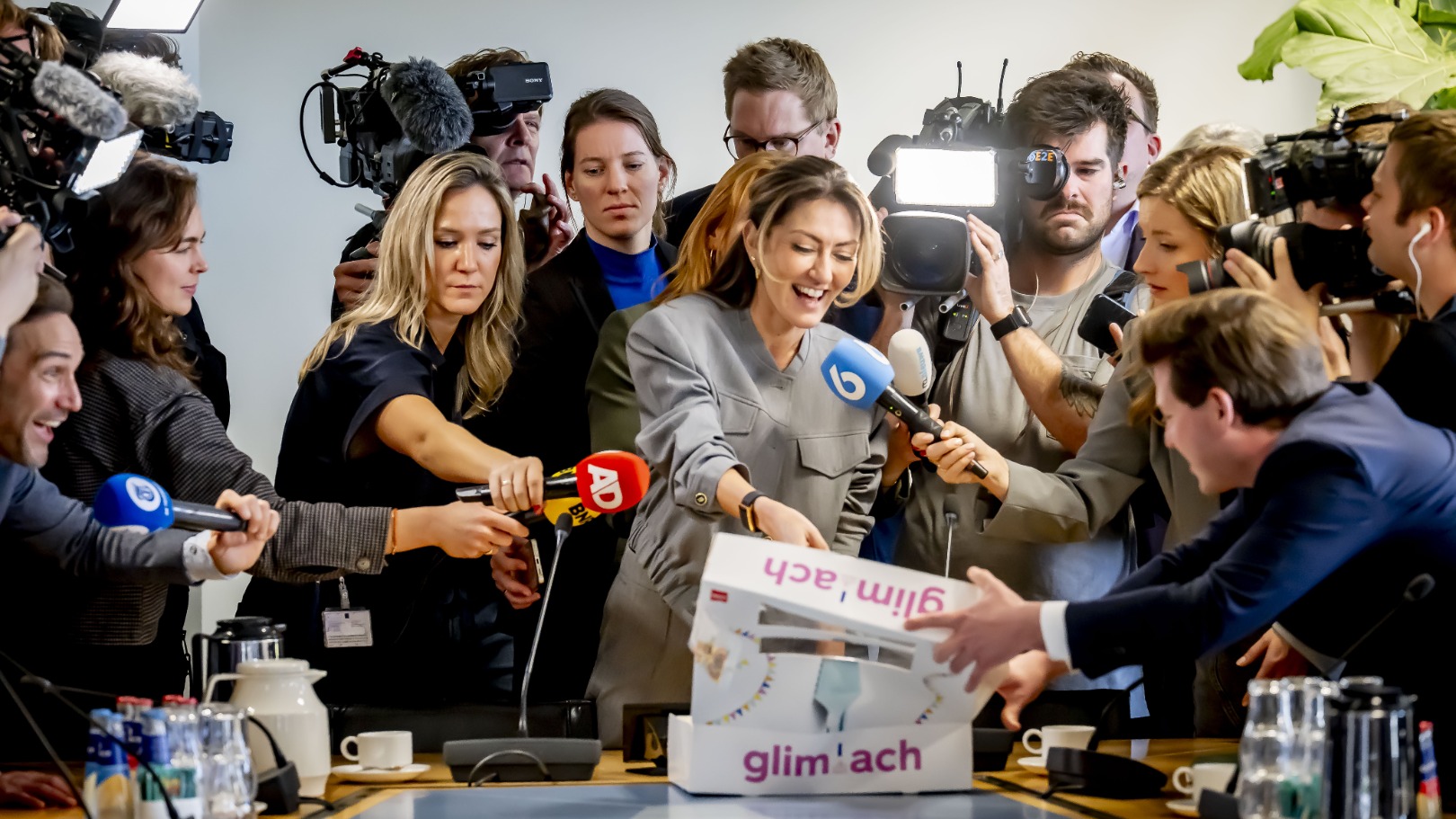 Ook taart voor Yeşilgöz en de VVD: 'Ontzettend blij met deze uitslag'