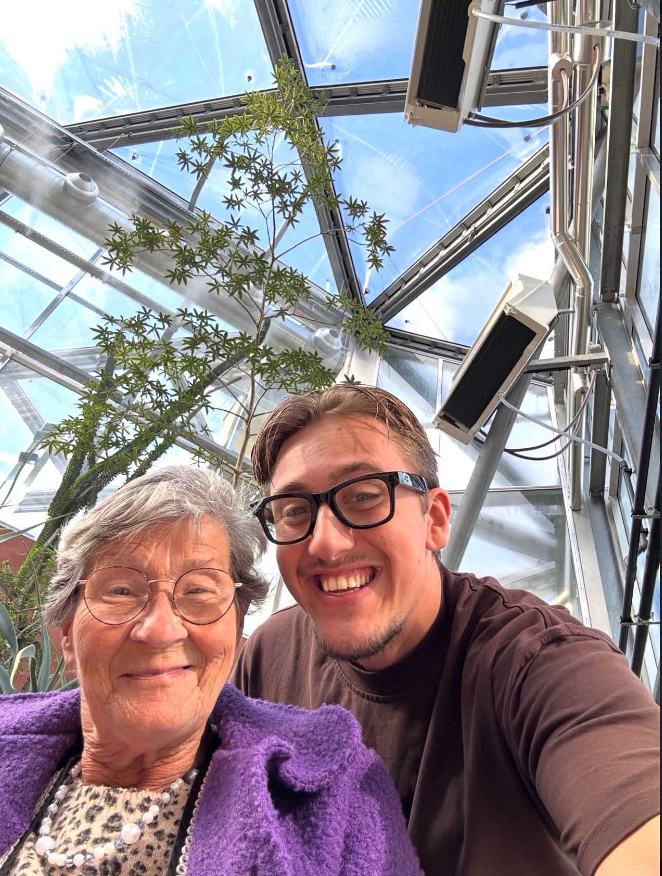 Thijmen met een van de ouderen.