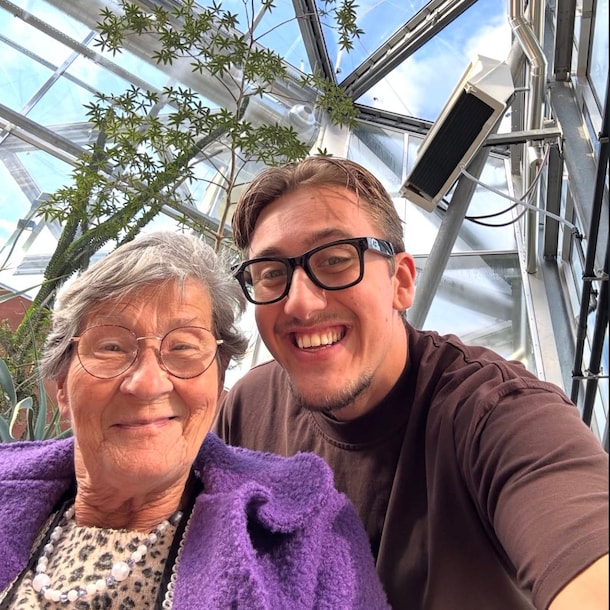 Thijmen met een van de ouderen.