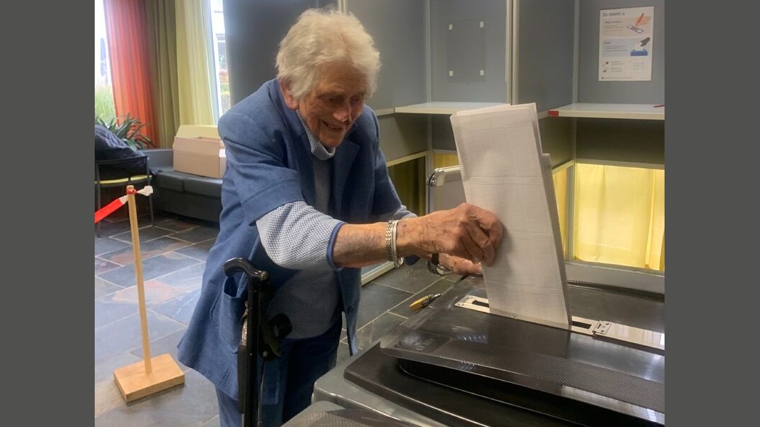 Hester was 6 uur in de weer om moeder (97) te laten stemmen