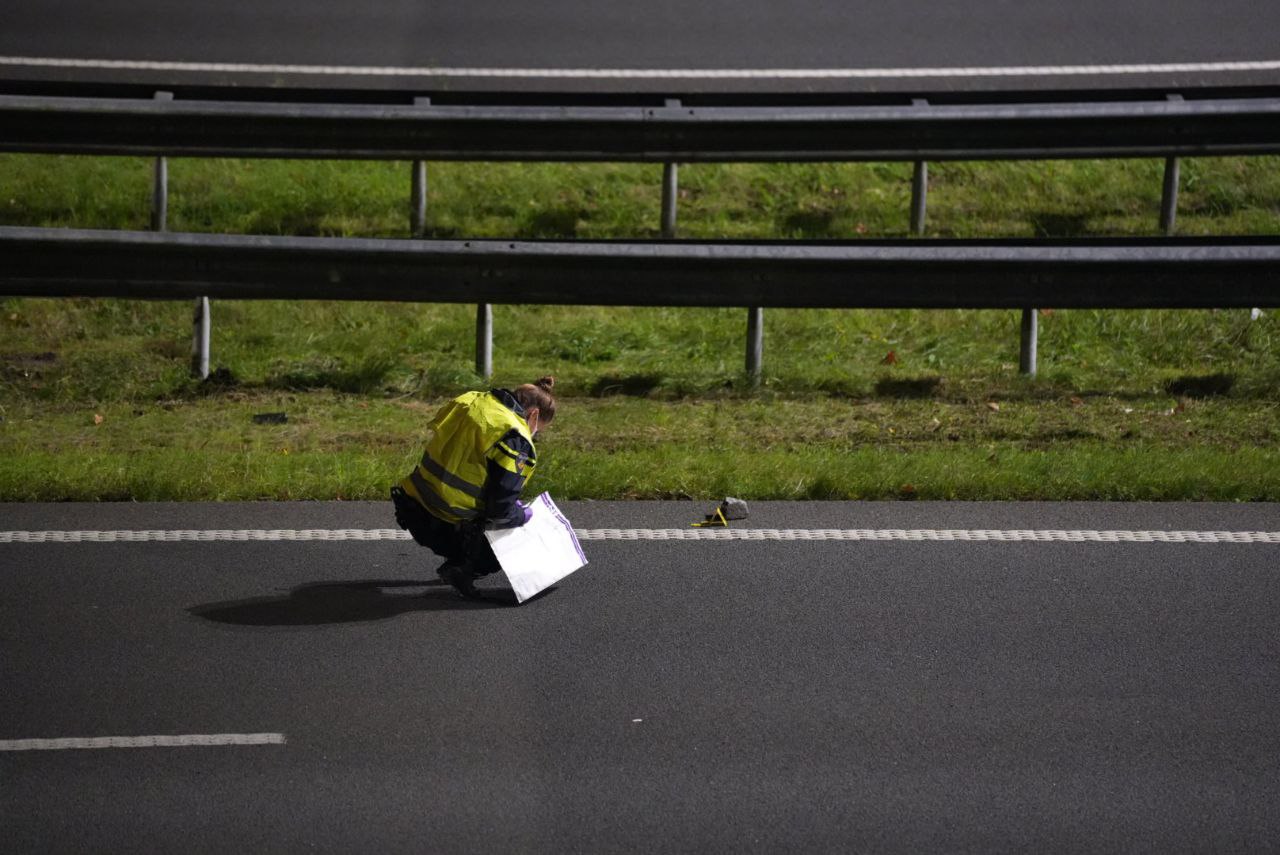 Voor de zoveelste keer stenen op snelweg Apeldoorn, twee auto's met klapband