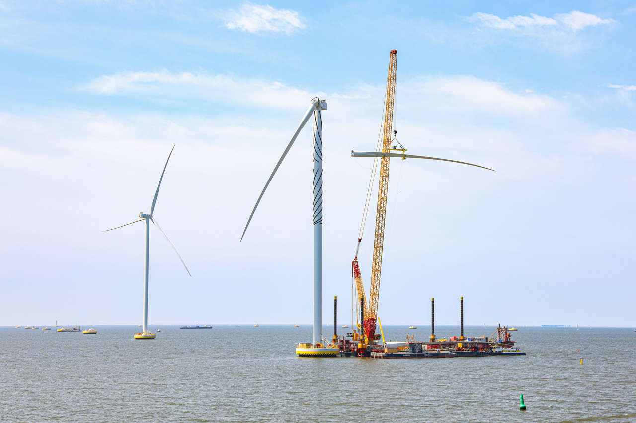 Waarom de bouw van windmolenparken op water te maken heeft met tegenwind