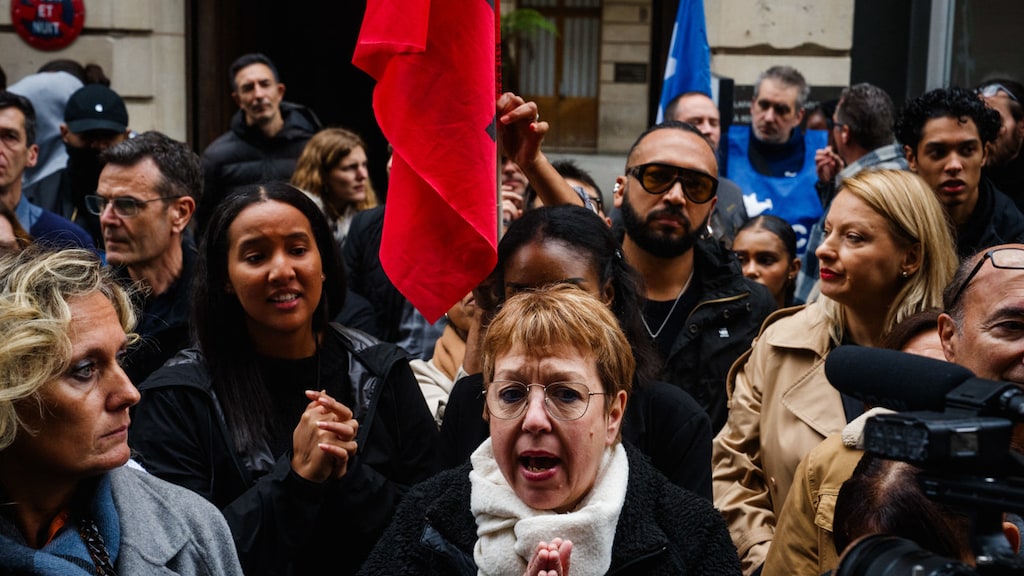 Mitarbeiter des Notfallteams demonstrieren gegen Sheins Ankunft.