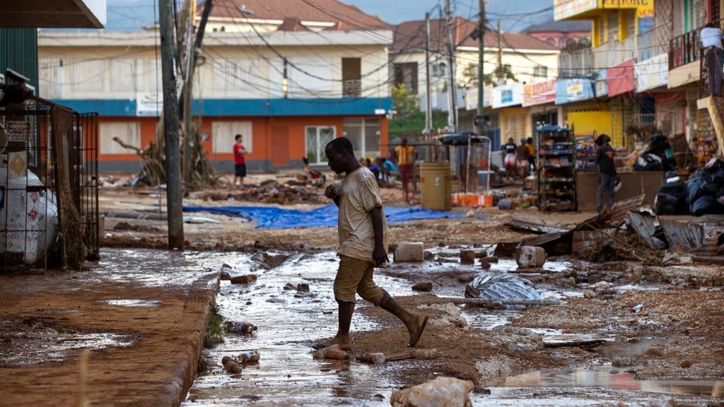 Inwoners van Santa Cruz in Jamaica tussen de verwoesting die orkaan Melissa achterliet.