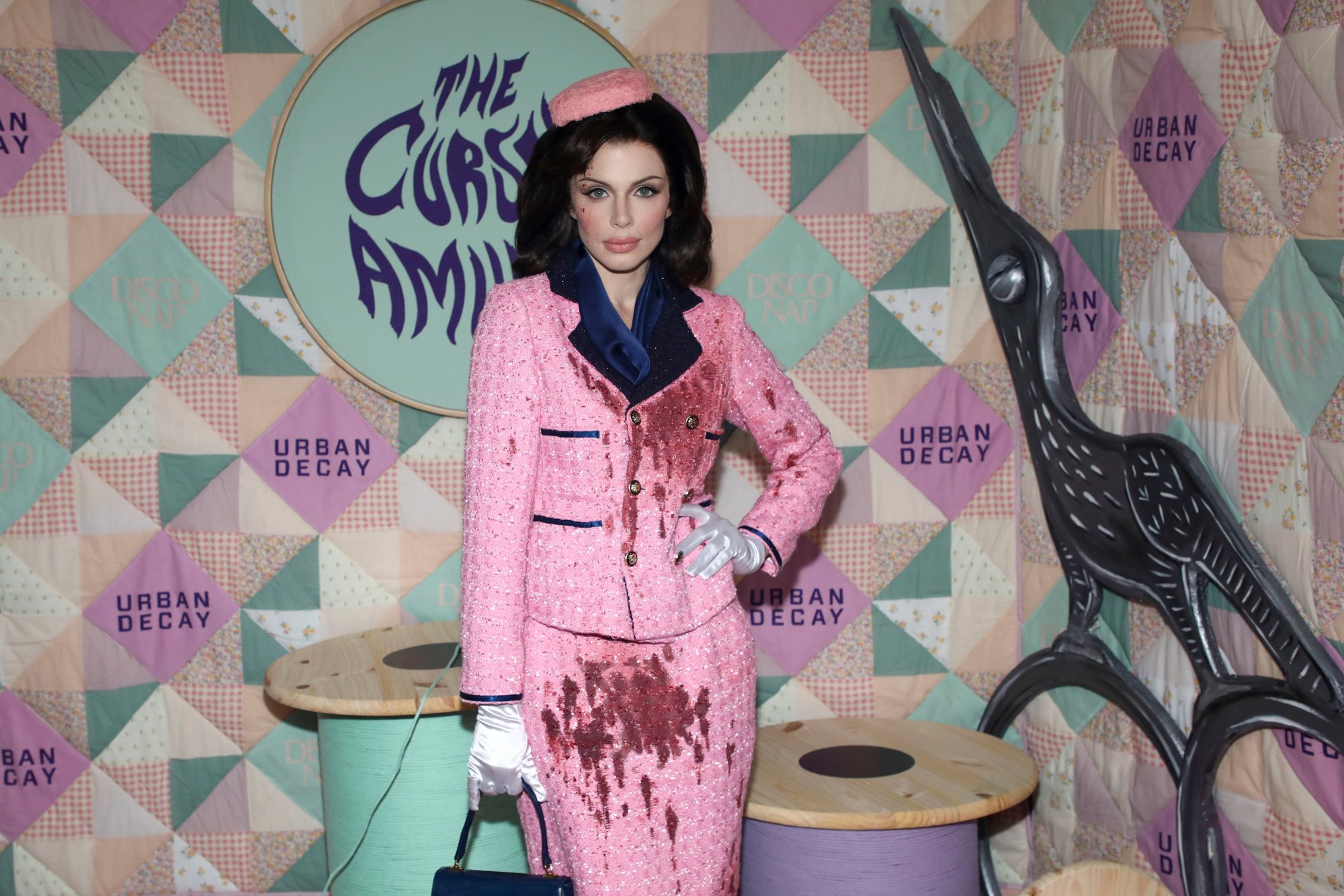 Julia Fox in opspraak door omstreden Halloweenkostuum van Jackie Kennedy