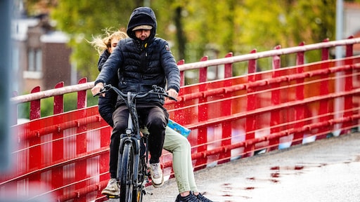 Druilerig begin van de maand zorgt voor natte neuzen en wapperende jassen