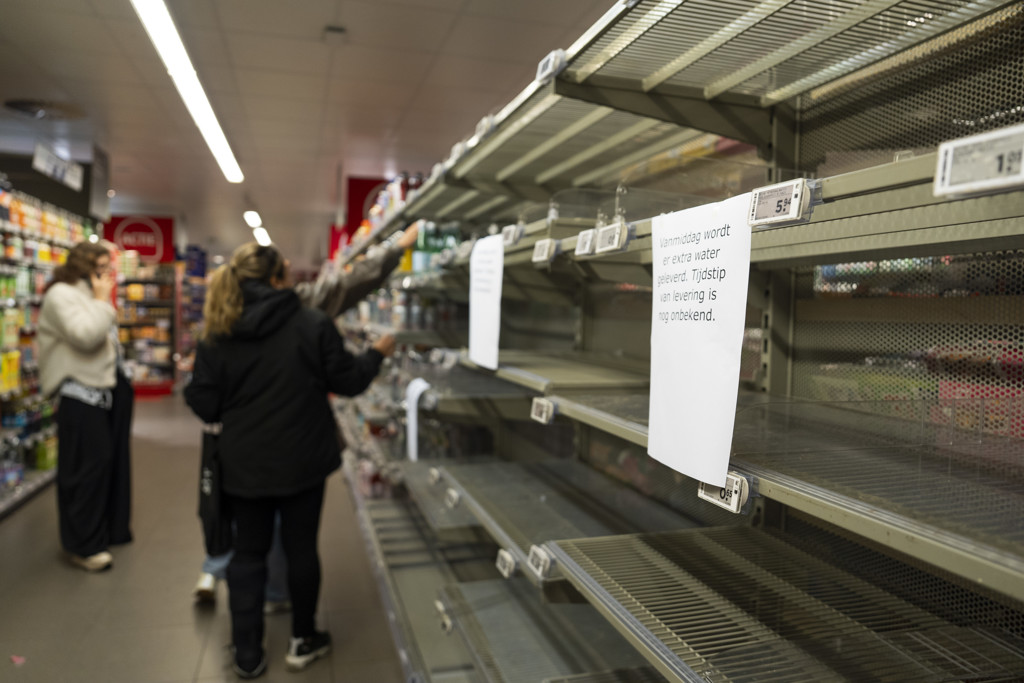 Oproep: 'Laat flessen water in supermarkt staan voor wie het echt nodig heeft'