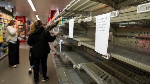 Oproep: 'Laat flessen water in supermarkt staan voor wie het echt nodig heeft'