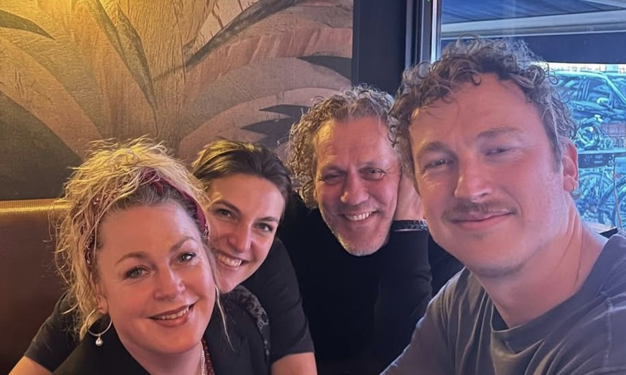 Kees van der Spek laat tattoo zetten met oud-Mol-kandidaten