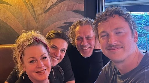 Kees van der Spek laat tattoo zetten met oud-Mol-kandidaten: 'Het was zaterdag'