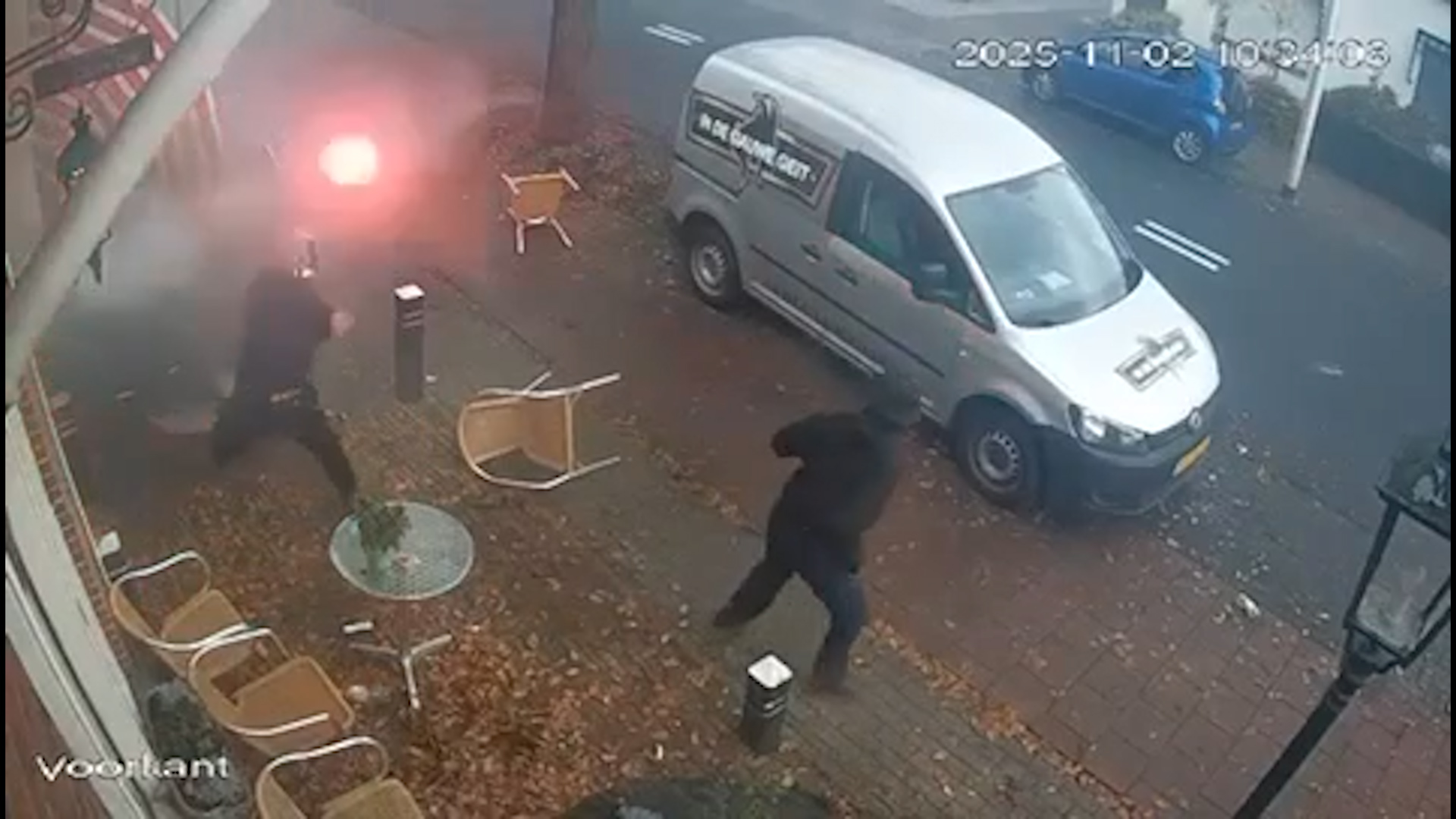 Hooligans vernielen café Nijverdal, gooien met fakkels en stoelen