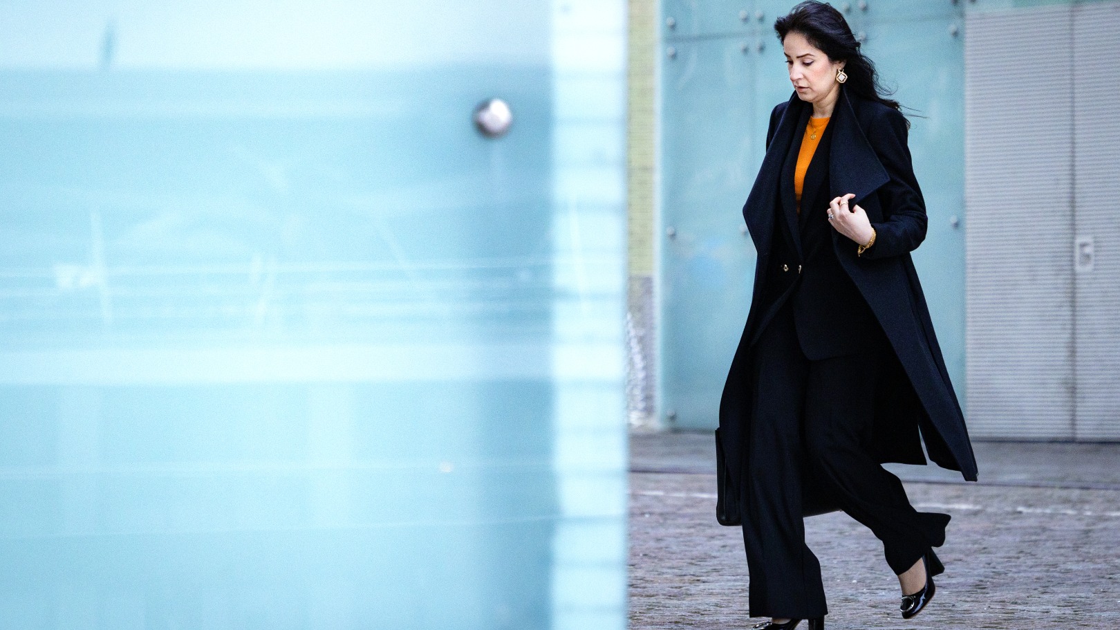 Moeder Nadia naar de rechtszaal. 