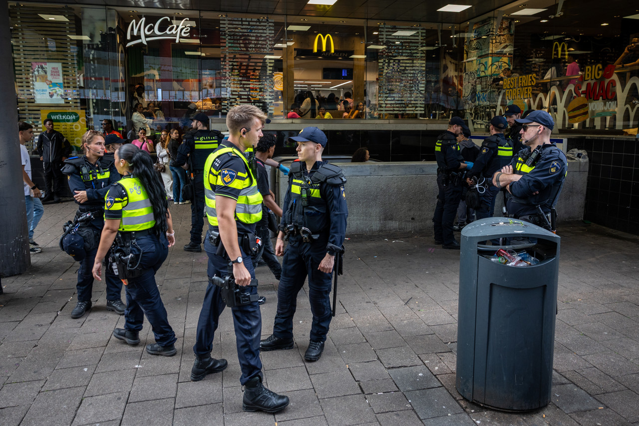 V Rotterdamu aretirali moškega z 91.000 evri in heroinom