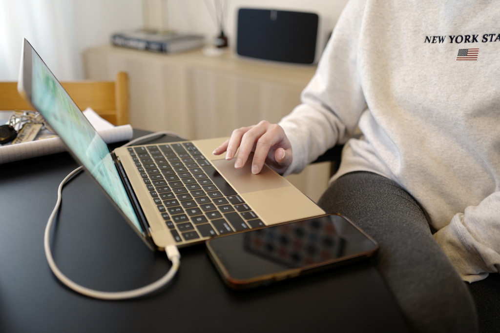 Vrouw die met drie banen ziek uitviel, moet 73.000 euro terugbetalen