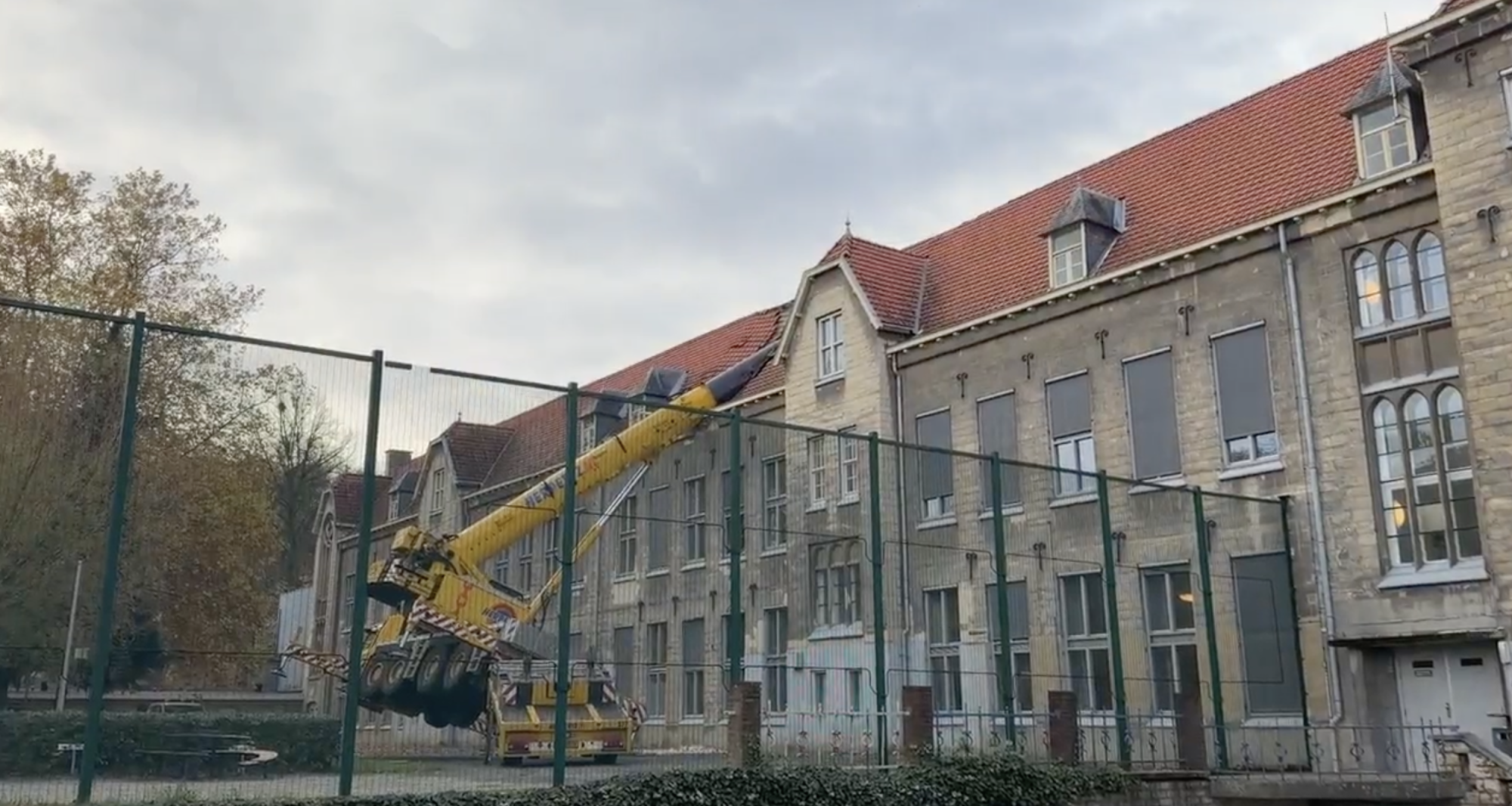 Hijskraan valt dwars door dak van gebouw in Limburg, vrees voor instortingsgevaar
