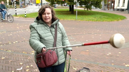 'Kan je niet uitkijken?!' Oversteken is uitdaging voor blinde Marjolein