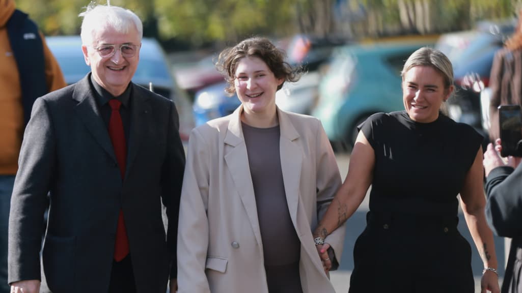 De hoogzwangere Bella Culley te midden van haar moeder en Georgische advocaat.