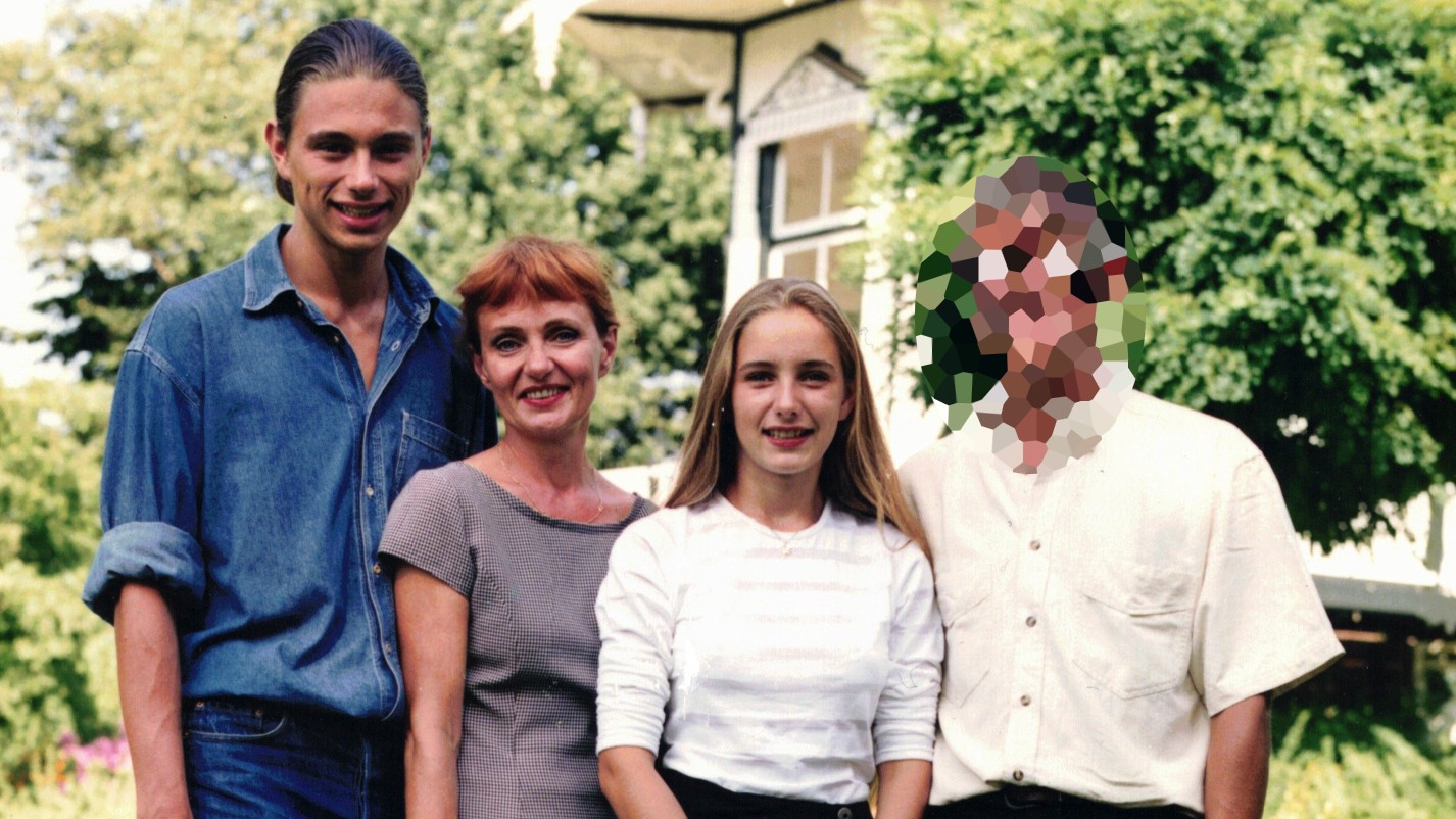 Met het gezin, vader mag vanwege zijn vroegere werk niet herkenbaar in beeld.