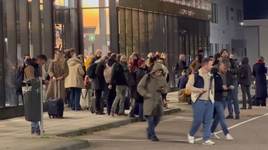Passagiers van een omgeleide vlucht op het vliegveld van Maastricht.