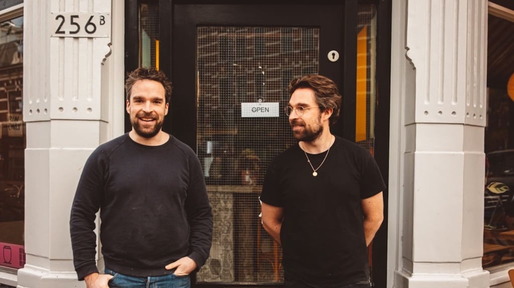 Tim (rechts) en zijn tweelingbroer Max Braams voor hun broodjeszaak