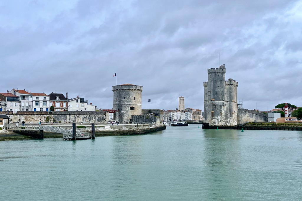 Automobilist rijdt in op mensen op Frans eiland, meerdere gewonden