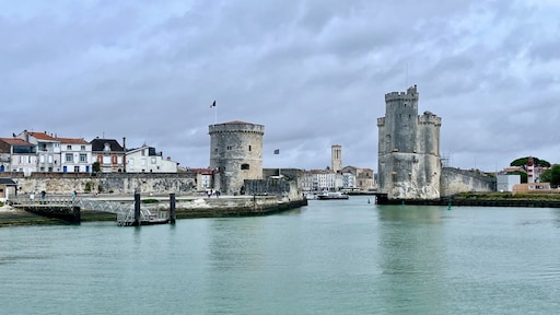 Automobilist rijdt in op mensen op Frans eiland, meerdere gewonden
